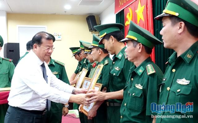 Phó Chủ tịch Thường trực UBND tỉnh Nguyễn Tăng Bính trao Bằng khen của UBND tỉnh cho các tập thể và cá nhân