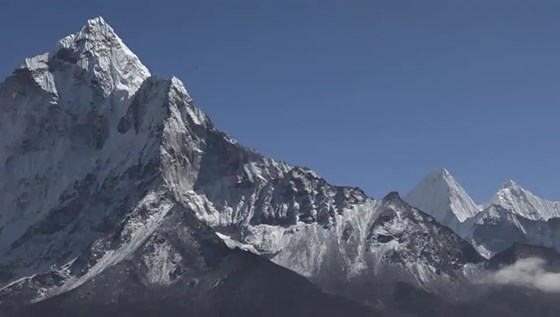  Núi Gurja cao 7.193 m, núi cao thứ 7 thế giới, trên dãy Himalaya ở Nepal. Ảnh: AP