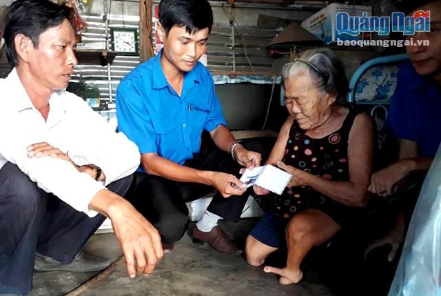 Đại diện Đoàn xã Phổ Thạnh thăm hỏi, trao số tiền 300 nghìn đồng/tháng cho bà Trần Thị Kiên ở thôn La Vân