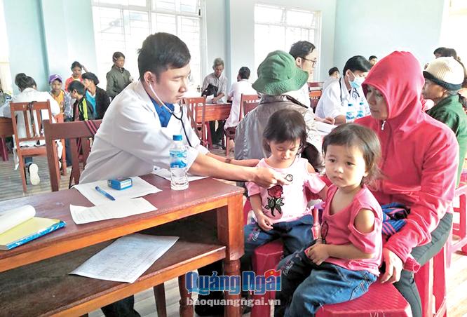  CLB Thầy thuốc trẻ tỉnh tổ chức khám bệnh miễn phí cho người dân nghèo.