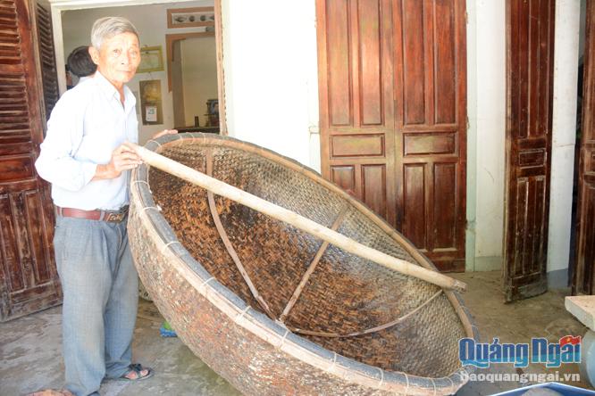 Ông Huỳnh A, ở xóm Thị Tứ, thôn Thạch An, xã Bình Mỹ (Bình Sơn) chuẩn bị thuyền thúng để sẵn sàng di chuyển khi có lũ lớn. Ảnh: K.Ngân