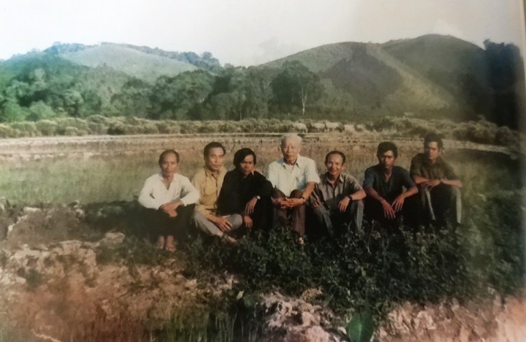 Nguyên Chủ nhiệm Ủy ban Kiểm tra Trung ương Trần Kiên cùng bà con nông dân trên cánh đồng ruộng bậc thang ở huyện Krông Pă k, Đăk Lăk, tháng 6.1991. Ảnh tư liệu