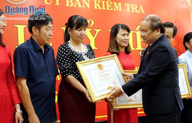 Phó Bí thư Thường trực Tỉnh ủy Nguyễn Thanh Quang trao bằng khen của UBND tỉnh cho các cá nhân có thành tích xuất sắc