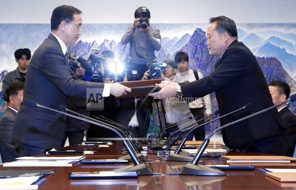 Hai miền Triều Tiên họp vào ngày 15/10 tại Panmunjom. (Ảnh: AP)