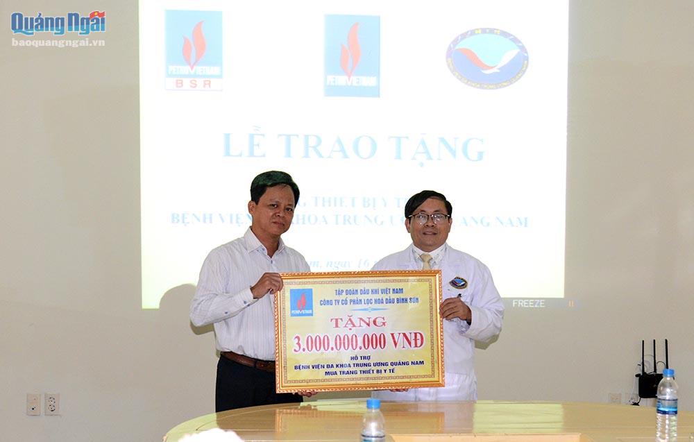 Lãnh đạo BSR trao bảng tượng trưng hỗ trợ trang thiết bị y tế trị giá 3 tỷ đồng cho BV Trung ương Quảng Nam