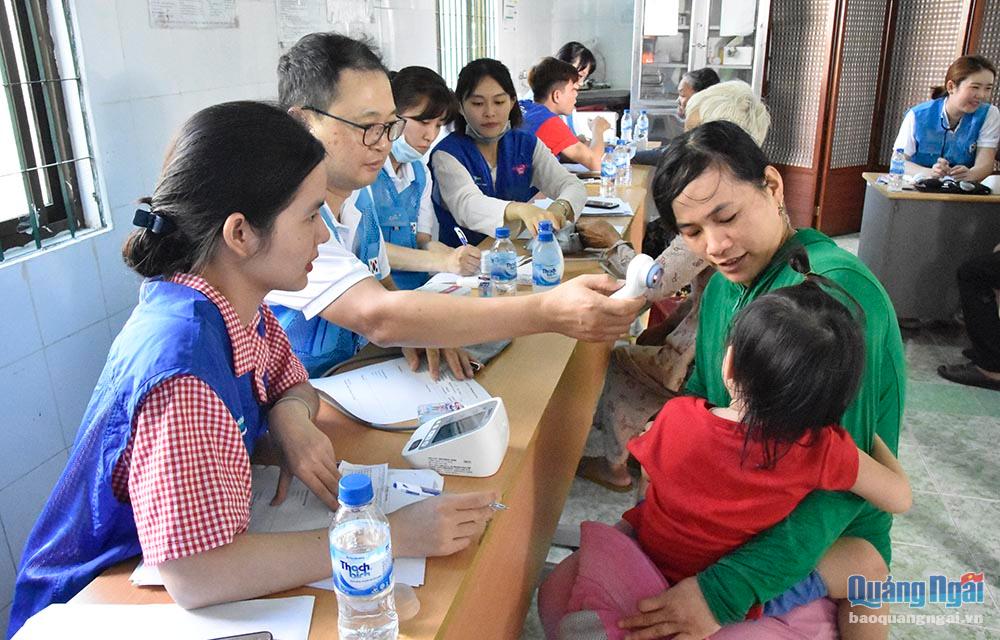 Các y, bác sĩ của Bệnh viện Đại học Chung Ang (Hàn Quốc) khám bệnh cho người dân, trẻ em tại huyện Nghĩa Hành