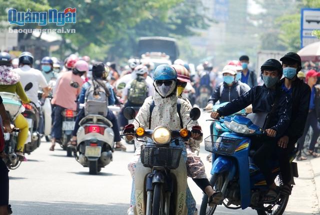 Giờ cao điểm, nhất là lúc tan trường, tuyến đường Nguyễn Văn Linh nhiều lúc bị ách tắc 