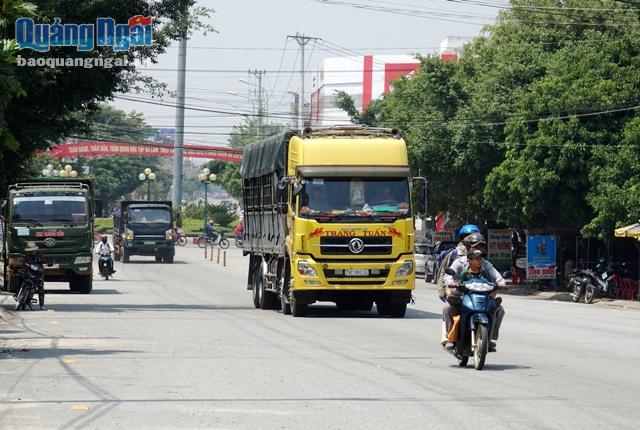 Lưu lượng xe tải lưu thông lớn trên tuyến đường Võ Nguyên Giáp khiến người dân bất an