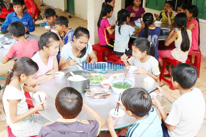 Các em Trường THCS Sơn Ba ấm lòng với bữa cơm bán trú.