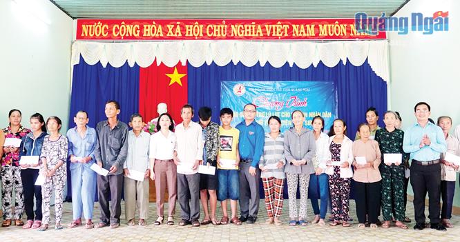 Hội Doanh nhân trẻ tỉnh tặng quà cho người dân vùng lũ huyện Bình Sơn.