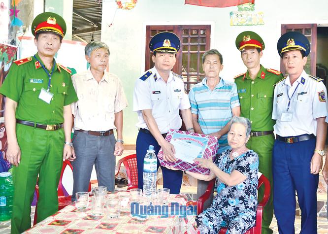 Thông qua hoạt động an sinh xã hội, Công an huyện Lý Sơn đã tuyên truyền, vận động nhân dân tích cực tham gia bảo vệ an ninh trật tự.