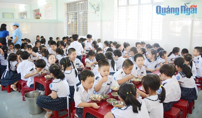 Giờ ăn trưa của học sinh tại Trường Tiểu học Chánh Lộ.