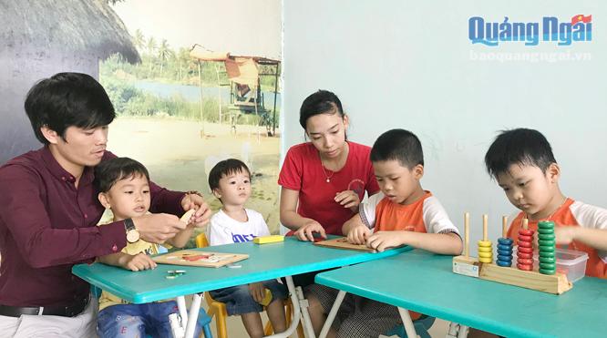 Một buổi học của trẻ tự kỷ tại Cơ sở Hiếu Thuận.