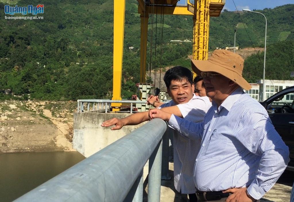 Phó Chủ tịch Thường trực UBND tỉnh Nguyễn Tăng Bính kiểm tra tại Nhà máy thủy điện Đakđrinh.
