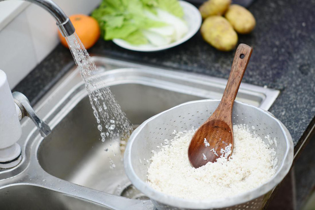 Vo kỹ gạo là một phần của quá trình ngâm.