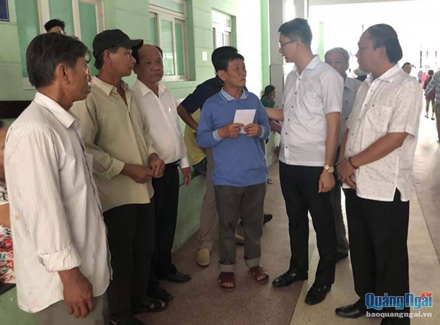 Lãnh đạo huyện Lý Sơn (bên phải) chia sẻ, động viên và trao tiền hỗ trợ cho thân nhân ngư dân bị nạn đang nằm điều trị tại Bệnh viện TP. Đà Nằng