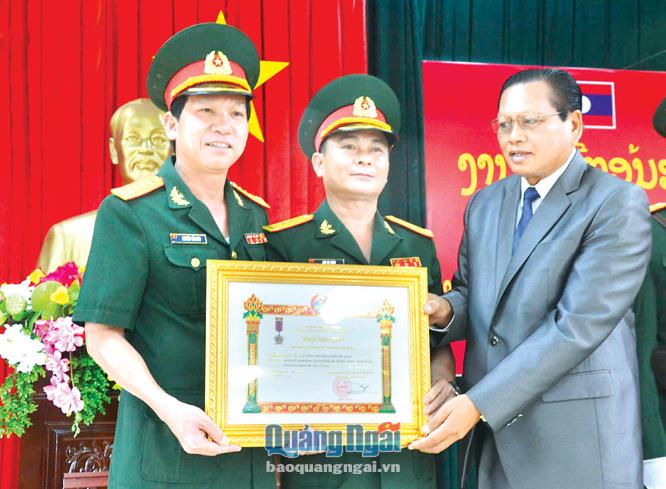 Bí thư, Tỉnh trưởng tỉnh Champasaek BunThông – Di Vi Xay trao Huân chương Lao động Hạng II của Chủ tịch nước CHDCND Lào cho Bộ CHQS tỉnh. ẢNH: PV
