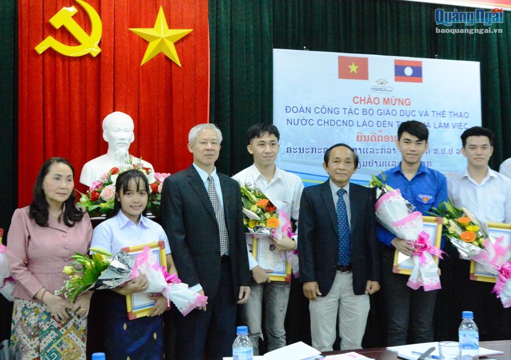 Khen thưởng cho các lưu học sinh Lào có thành tích học tập xuất sắc.
