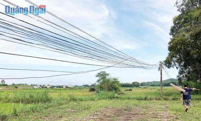Lưới điện hạ áp nông thôn tại xã Tịnh Hà (Sơn Tịnh) hiện không đảm bảo an toàn.