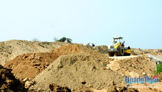 Việc đắp đất thi công được nhà thầu phụ là Công ty CP Đầu tư xây dựng và thương mại Khởi Minh tự ý thay đổi biện pháp đắp đất nền K95 từ đắp đất sang đắp cát nền đường kết hợp sử dụng đắp bao khi chưa có sự cho phép của chủ đầu tư.