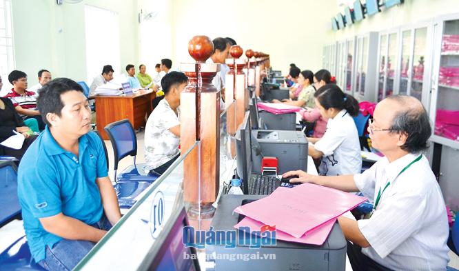 Quầy tiếp nhận hồ sơ của Trung tâm Hành chính công TP.Quảng Ngãi.
