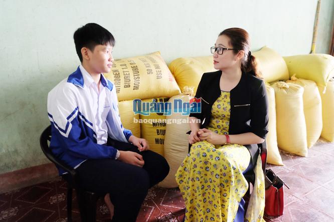Cô giáo Phạm Thị Bích Thủy thăm hỏi hoàn cảnh em Nguyễn Văn Độ.