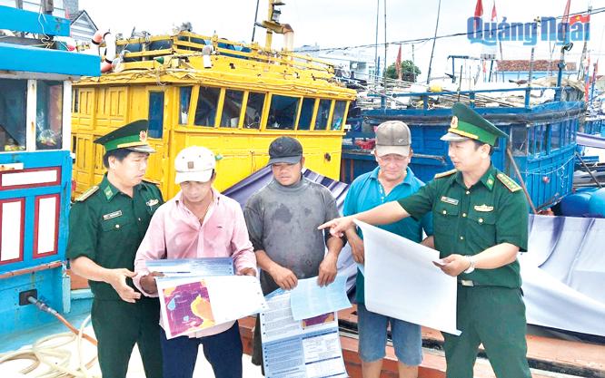 Bộ đội Biên phòng tỉnh hướng dẫn cho ngư dân các quy định của pháp luật khi hoạt động trên biển.