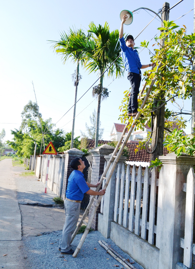 Đoàn viên thanh niên xã  Bình Tân (Bình Sơn) kéo điện thắp sáng 100% đường nông thôn trong xã.