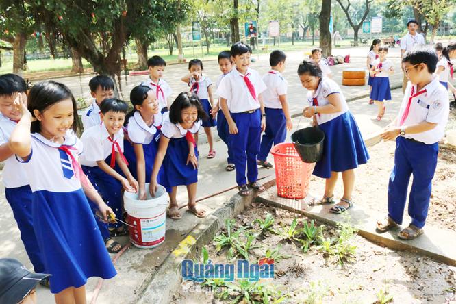 Học sinh Trường Tiểu học La Hà Nghĩa Thương (Tư Nghĩa) chăm sóc vườn thuốc nam.