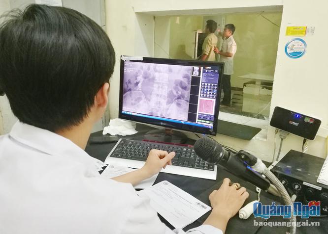 Chụp Xquang tại Bệnh viện Đa khoa Quảng Ngãi để kiểm tra sỏi niệu quản.