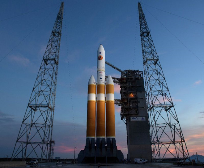 Tên lửa Delta IV mang tàu thăm dò Mặt Trời Parker của NASA phóng lên vũ trụ. Ảnh: AFP.