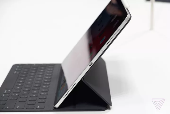 iPad Pro và bàn phím thông minh Foleo