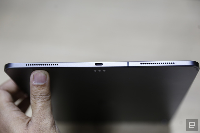 Apple đã loại bỏ cổng lightning trên cả iPad Pro 11 inch và 12,9 inch để thay thế bằng cổng USB-C