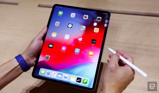 iPad Pro thế hệ mới có thiết kế viền mỏng và đã không còn nút Home truyền thống. Apple Pencil mới được trang bị công nghệ sạc không dây
