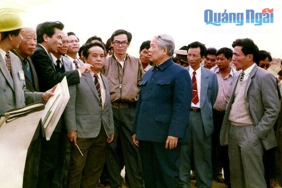Tổng Bí thư Đỗ Mười nắm bắt thông tin từ các Bộ ngành và lãnh đạo tỉnh Quảng Ngãi trong chuyến khảo sát tại KCN Dung Quất.