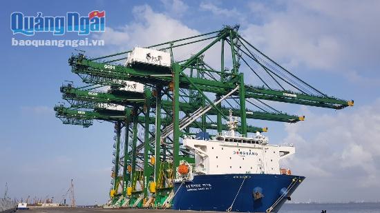 Cẩu trục RMQC khổng lồ siêu trường, siêu trọng bốc dỡ hàng hóa container của Doosan Vina đã cập bến Cảng Bharat Mumbai Container Terminal, Ấn Độ