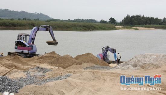  Điểm tập kết cát trái phép cuối sông Trà thuộc xã Nghĩa Hà (TP Quảng Ngãi) 