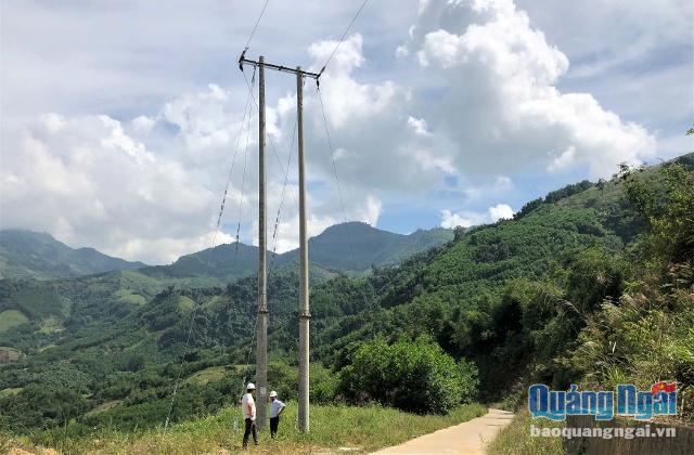 Điểm sạt lở đường dây cấp điện cho thôn Trà Khương, xã Trà Lâm (Trà Bồng) đã được khắc phục trước mùa mưa bão năm nay