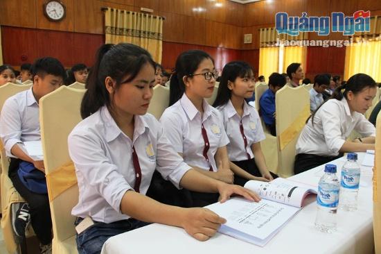 Các em sinh viên tham dự hội nghị.