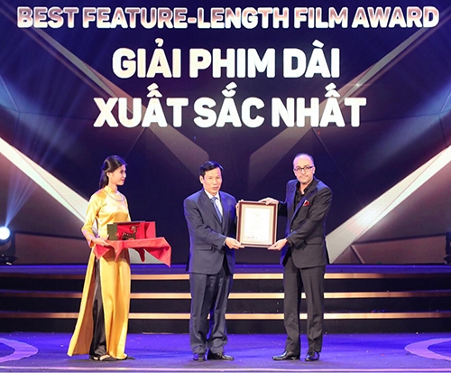  Bộ trưởng Bộ VH,TT&DL Nguyễn Ngọc Thiện trao giải Phim dài xuất sắc nhất cho phim “Buồng tối” của Iran.