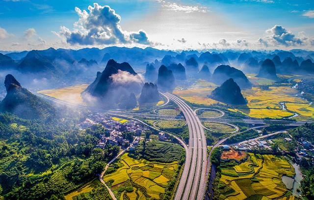 Cảnh sắc huyền ảo như trong cõi mộng dọc theo tuyến đường cao tốc Hepu - Napi thuộc tỉnh Quảng Tây, Trung Quốc.