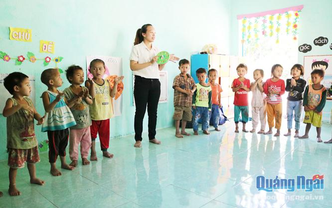 Thiếu giáo viên sẽ ảnh hưởng đến việc huy động trẻ ở độ tuổi nhà trẻ ra lớp. Trong ảnh: Cô và trò Trường Mầm non Trà Bùi, huyện Trà Bồng.