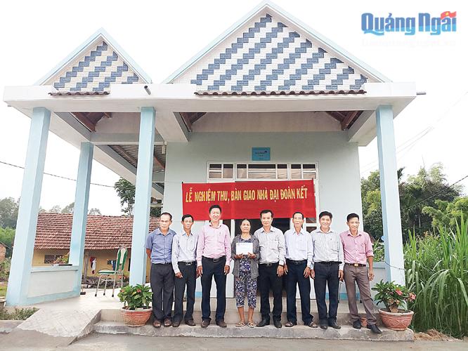 Bàn giao nhà đại đoàn kết cho bà Ngô Thị Tuyết ở ở thôn Xuân Hòa, xã Tịnh Hiệp (Sơn Tịnh).
