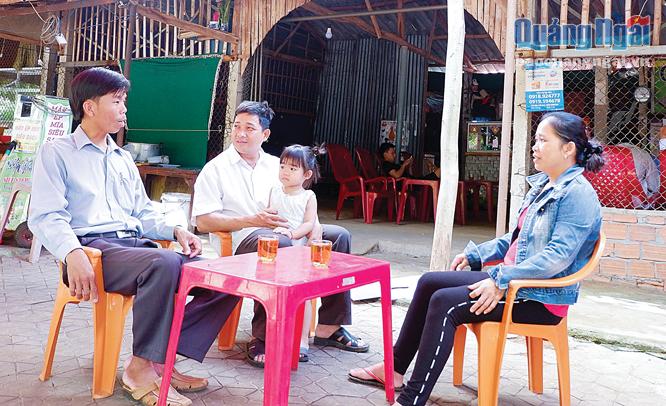 Anh  Võ Văn Chanh, cộng tác viên xuất khẩu lao động ở xã Bình Hải, huyện Bình Sơn (bên trái) thăm hỏi gia đình có con đi xuất khẩu lao động ở Nhật Bản.