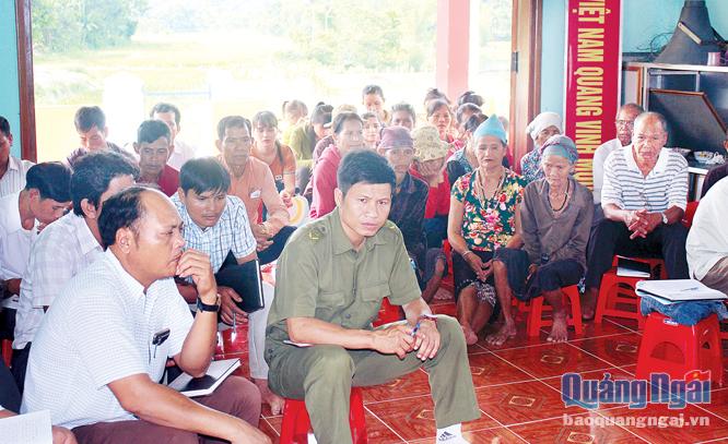 Người dân thôn Gò Đập, xã Ba Vinh (Ba Tơ) tham gia học tập các chủ trương, đường lối của Đảng, chính sách pháp luật của Nhà nước.    