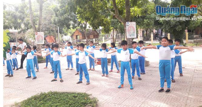  Học sinh Trường Tiểu học Di Lăng số 1 (Sơn Hà) trong giờ học môn thể dục.