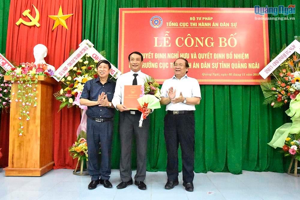 Phó Tổng Cục trưởng Tổng cục Thi hành án dân sự và Phó Bí thư Thường trực Tỉnh ủy Nguyễn Thanh Quang đã trao Quyết định