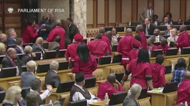Các nghị sĩ ẩu đả tại cuộc họp của quốc hội Nam Phi. (Ảnh: RT)