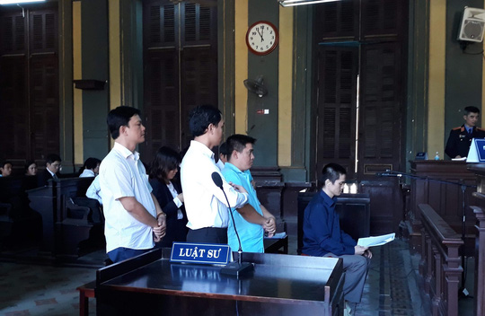 Bị cáo Phan Mộng Hoàng (đứng hàng đầu, trái) hầu toà cùng đồng phạm trong vụ án xảy ra tại BIDV Tây Sài Gòn