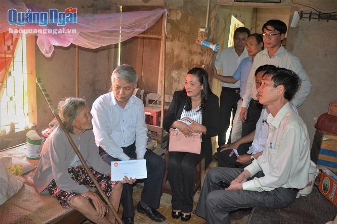 Các thành viên trong đoàn thăm, tặng quà cho bà Nguyễn Thị Chẵn ở thôn Minh Xuân, xã Tịnh Bắc.
